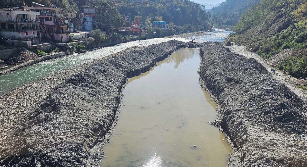 थराली में पिंडर नदी को चैनलाइज करने का काम शुरू। थराली में पिंडर नदी को चैनलाइज करने का काम शुरू।