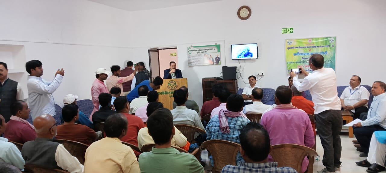 गन्ना उत्पादक किसानो के साथ बैठक करते प्रधान सचिव गन्ना उत्पादक किसानो के साथ बैठक करते प्रधान सचिव