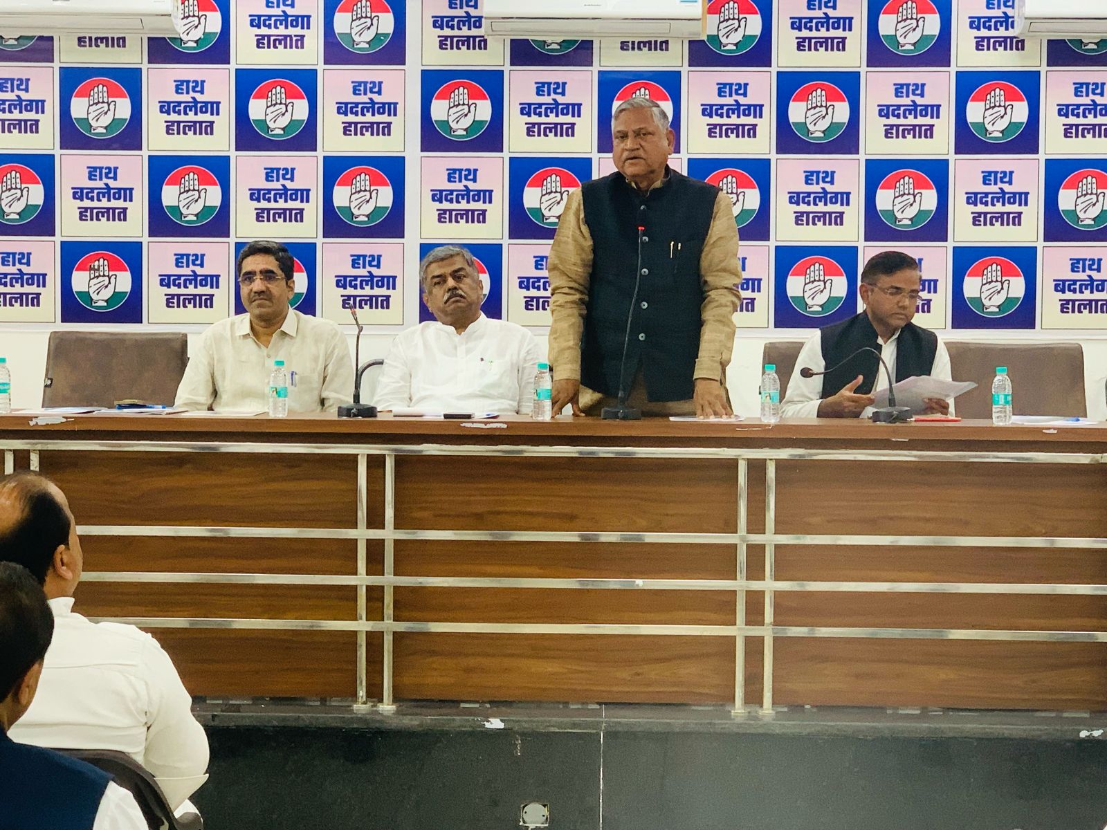 हरियाणा कांग्रेस प्रभारी बीके हरिप्रसाद कांग्रेस नेताओं की बैठक लेते हुए हरियाणा कांग्रेस प्रभारी बीके हरिप्रसाद कांग्रेस नेताओं की बैठक लेते हुए