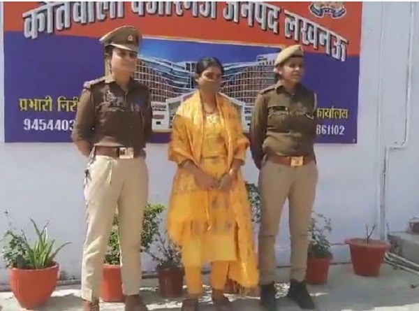 पुलिस की गिरफ्त में महिला तस्कर पुलिस की गिरफ्त में महिला तस्कर