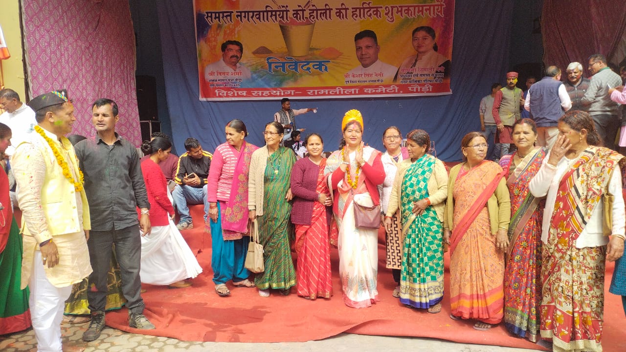 रामलीला मैदान में आयोजित मौजूद नगर पालिका अध्यक्ष व अन्य लोग होली मिलन रामलीला मैदान में आयोजित मौजूद नगर पालिका अध्यक्ष व अन्य लोग होली मिलन