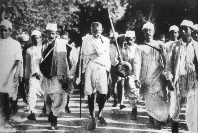 ऐतिहासिक दांडी मार्च के दौरान महात्मा गांधी और अन्य लोग ऐतिहासिक दांडी मार्च के दौरान महात्मा गांधी और अन्य लोग