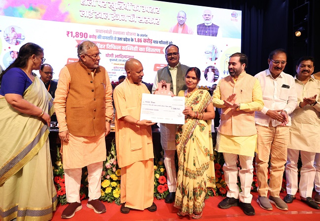 सब्सिडी वितरित करते मुख्यमंत्री योगी