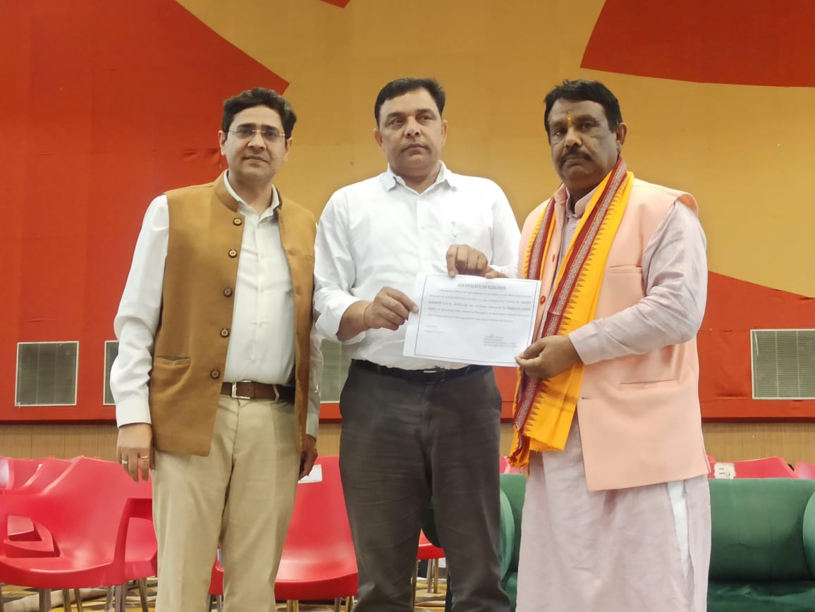 चेयरमैन पद पर विजयी हुए वीर शांति स्वरुप को प्रमाण पत्र देते एसडीएम। चेयरमैन पद पर विजयी हुए वीर शांति स्वरुप को प्रमाण पत्र देते एसडीएम।