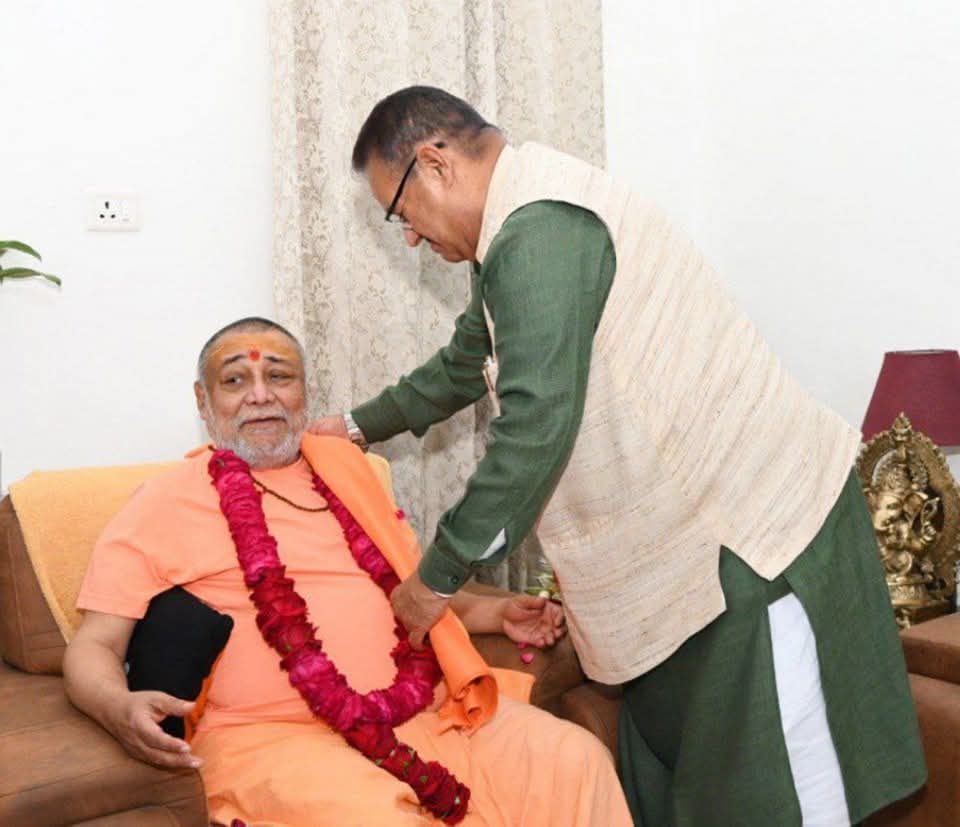कैबिनेट मंत्री गणेश जोशी जगतगुरु शंकराचार्य राजराजेश्वराश्रम महाराज से आशीर्वाद लेते हुए। कैबिनेट मंत्री गणेश जोशी जगतगुरु शंकराचार्य राजराजेश्वराश्रम महाराज से आशीर्वाद लेते हुए।