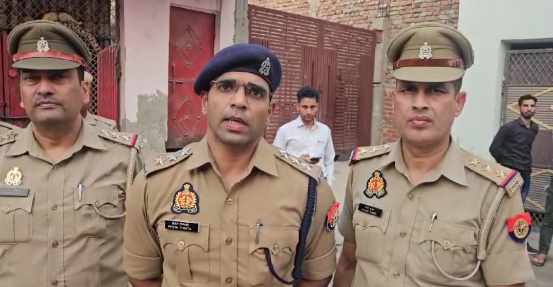 घटना की जानकारी देते एसीपी घटना की जानकारी देते एसीपी