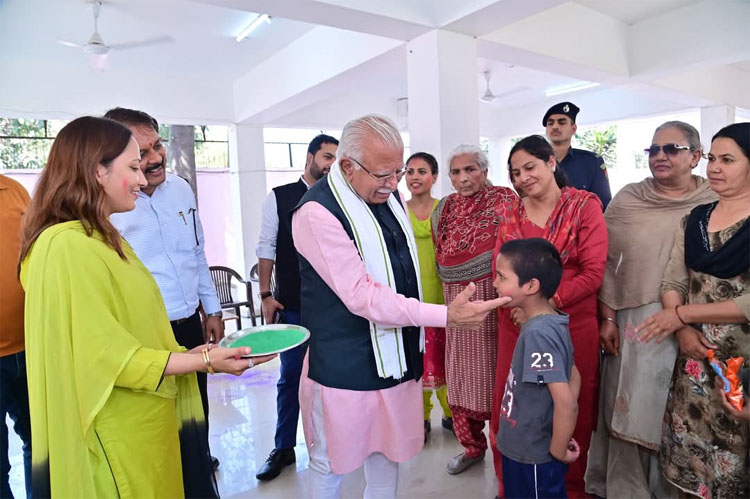 सोनीपत: होली पर्व के अवसर पर केन्द्रीय मंत्री मनोहर लाल बालग्राम राई में बच्चों को आशीर्वाद देते हुए। सोनीपत: होली पर्व के अवसर पर केन्द्रीय मंत्री मनोहर लाल बालग्राम राई में बच्चों को आशीर्वाद देते हुए।