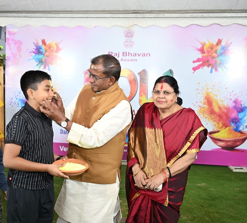 राजभवन परिवार संग प्री-होली मनाते हुए राज्यपाल लक्ष्मण प्रसाद आचार्य। राजभवन परिवार संग प्री-होली मनाते हुए राज्यपाल लक्ष्मण प्रसाद आचार्य।