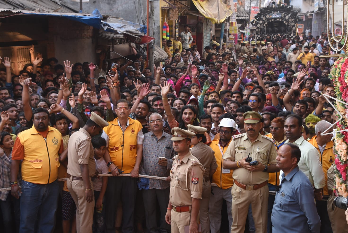 *होलिकादहन पर पांडेयहाता की भक्त प्रहलाद शोभायात्रा में शामिल हुए सीएम योगी, उतारी भक्त प्रहलाद की आरती* *होलिकादहन पर पांडेयहाता की भक्त प्रहलाद शोभायात्रा में शामिल हुए सीएम योगी, उतारी भक्त प्रहलाद की आरती*