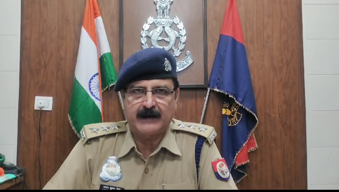 घटना की जानकारी देते एसीपी घटना की जानकारी देते एसीपी