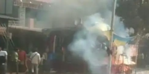 आग से जलती दुकान। आग से जलती दुकान।