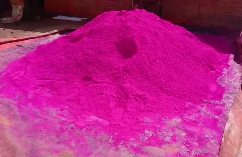 रंग के कारखाने में ग़ुलाबी रंग का ढेर रंग के कारखाने में ग़ुलाबी रंग का ढेर