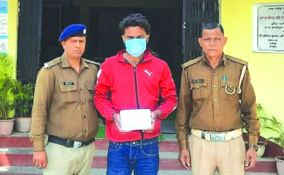 पुलिस गिरफ्त में आरोपित पुलिस गिरफ्त में आरोपित
