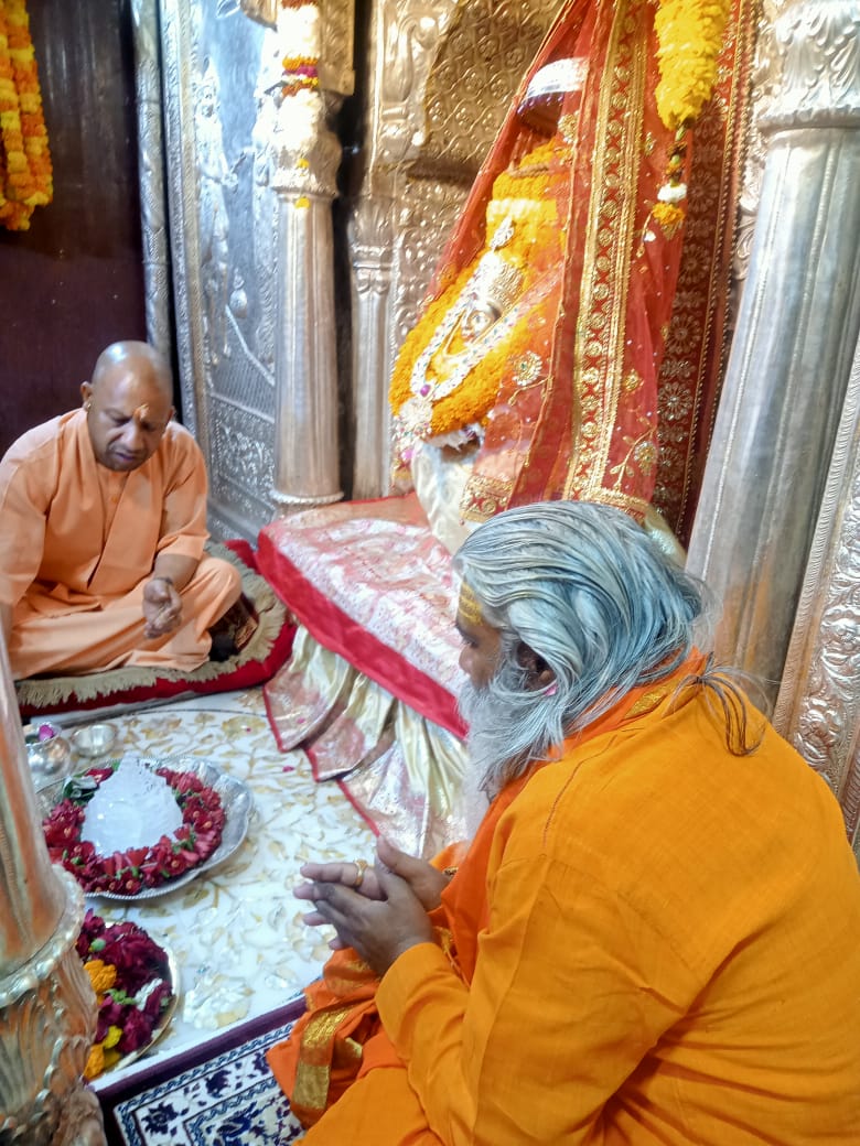 मुख्यमंत्री योगी आदित्यनाथ मां अन्नपूर्णा के दरबार में मुख्यमंत्री योगी आदित्यनाथ मां अन्नपूर्णा के दरबार में