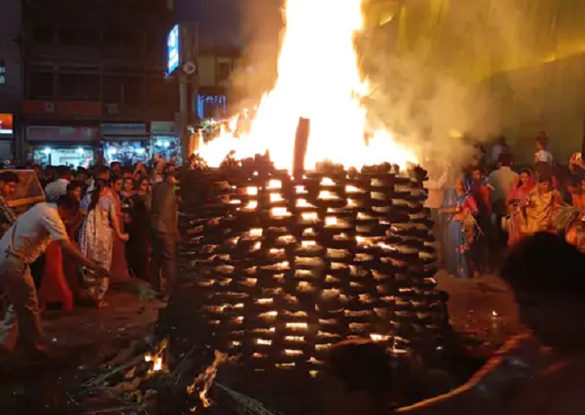 राजबाड़ा पर गोधूलि बेला में सरकारी होली का दहन राजबाड़ा पर गोधूलि बेला में सरकारी होली का दहन