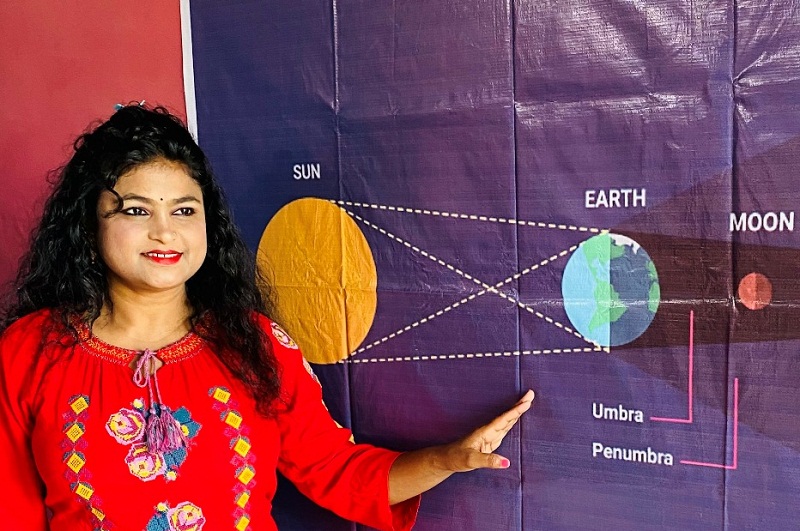 चंद्रग्रहण की जानकारी देते हुए विज्ञान प्रसारक सारिका घारू चंद्रग्रहण की जानकारी देते हुए विज्ञान प्रसारक सारिका घारू