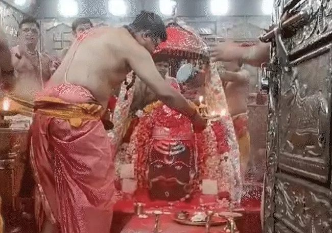 बाबा महाकाल को अर्पित किया हर्बल गुलाल बाबा महाकाल को अर्पित किया हर्बल गुलाल
