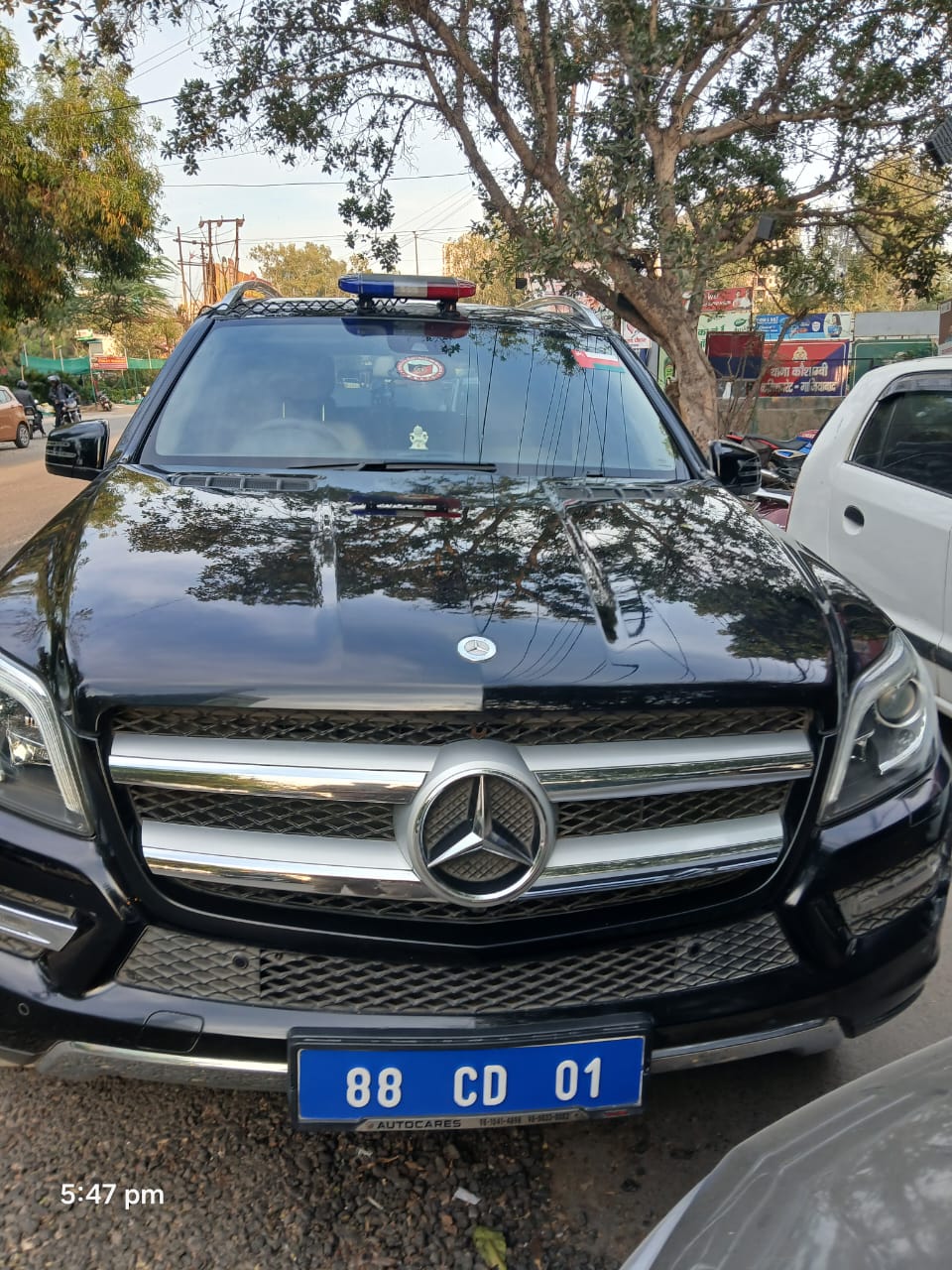 आरोपी से बरामद कार व अन्य सामान
