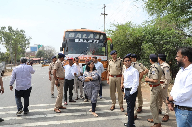 ग्वालियरः बसों के मार्ग निर्धारण के लिए कलेक्टर ने अधिकारियों के साथ किया बस से भ्रमण ग्वालियरः बसों के मार्ग निर्धारण के लिए कलेक्टर ने अधिकारियों के साथ किया बस से भ्रमण