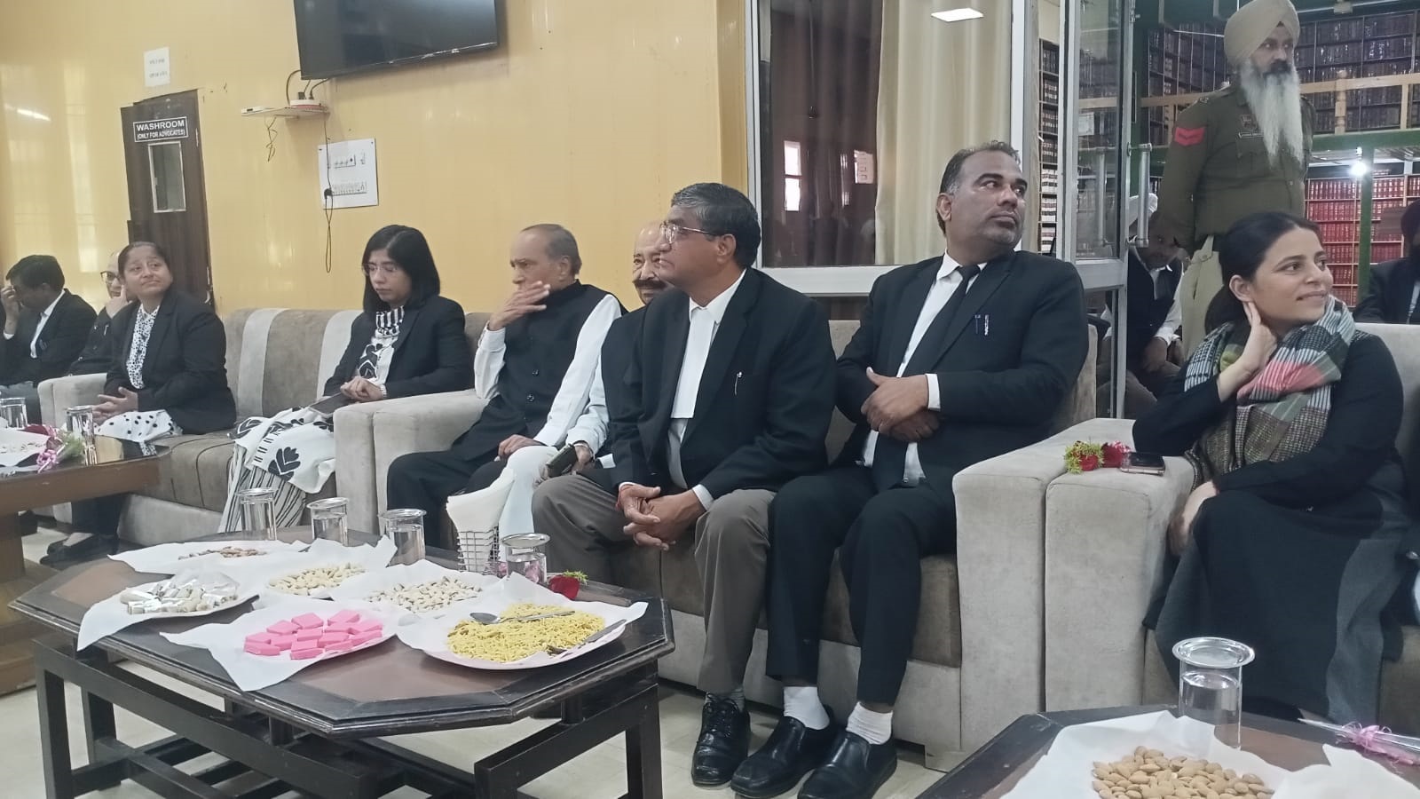 होली मिलन समारोह में मौजूद जिला एवं सत्र न्यायाधीश वाणी गोपाल शर्मा व अन्य। होली मिलन समारोह में मौजूद जिला एवं सत्र न्यायाधीश वाणी गोपाल शर्मा व अन्य।