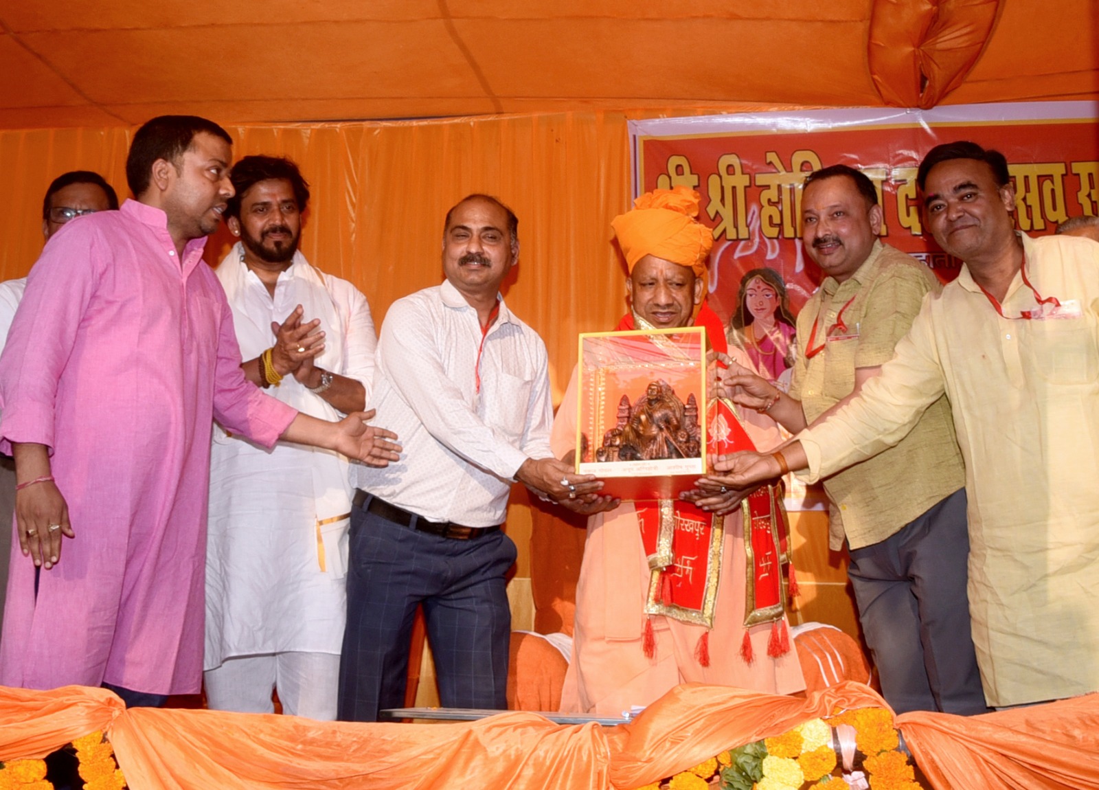 *होलिकादहन पर पांडेयहाता की भक्त प्रहलाद शोभायात्रा में शामिल हुए सीएम योगी, उतारी भक्त प्रहलाद की आरती* *होलिकादहन पर पांडेयहाता की भक्त प्रहलाद शोभायात्रा में शामिल हुए सीएम योगी, उतारी भक्त प्रहलाद की आरती*