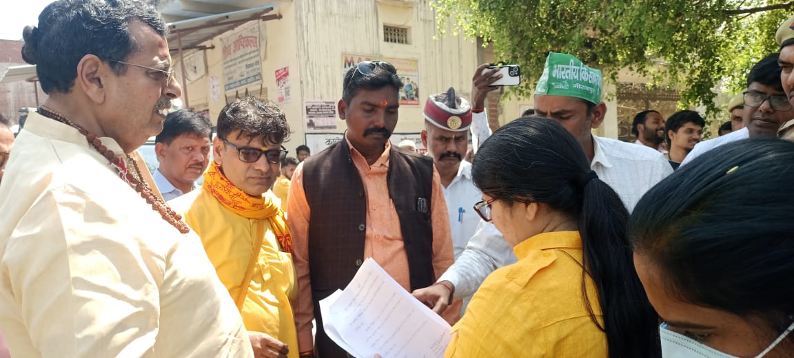 खेतों में गंदे पानी की समस्या का समाधान खोजने पहुंची डीएम एवं नगर विधायक । खेतों में गंदे पानी की समस्या का समाधान खोजने पहुंची डीएम एवं नगर विधायक ।