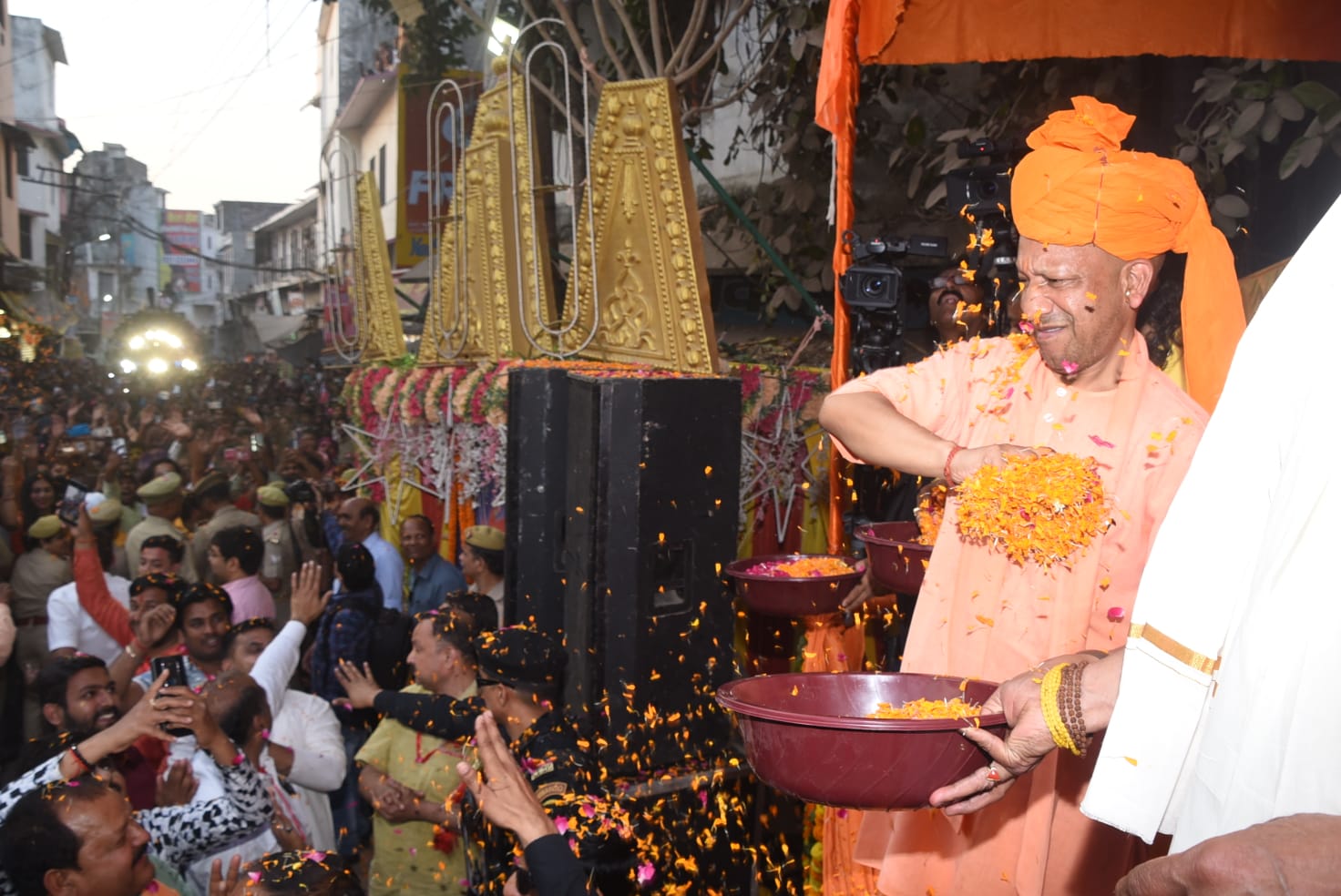*होलिकादहन पर पांडेयहाता की भक्त प्रहलाद शोभायात्रा में शामिल हुए सीएम योगी, उतारी भक्त प्रहलाद की आरती* *होलिकादहन पर पांडेयहाता की भक्त प्रहलाद शोभायात्रा में शामिल हुए सीएम योगी, उतारी भक्त प्रहलाद की आरती*