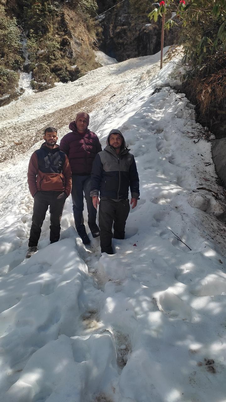 केदारनाथ पैदल मार्ग पर ग्लेशियर।