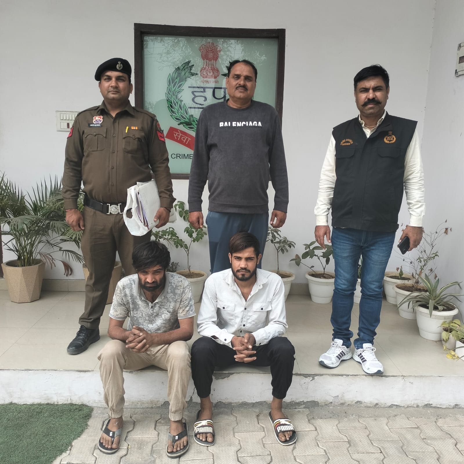 अवैध हथियार सहित गिरफ्तार किए गए भाई अवैध हथियार सहित गिरफ्तार किए गए भाई
