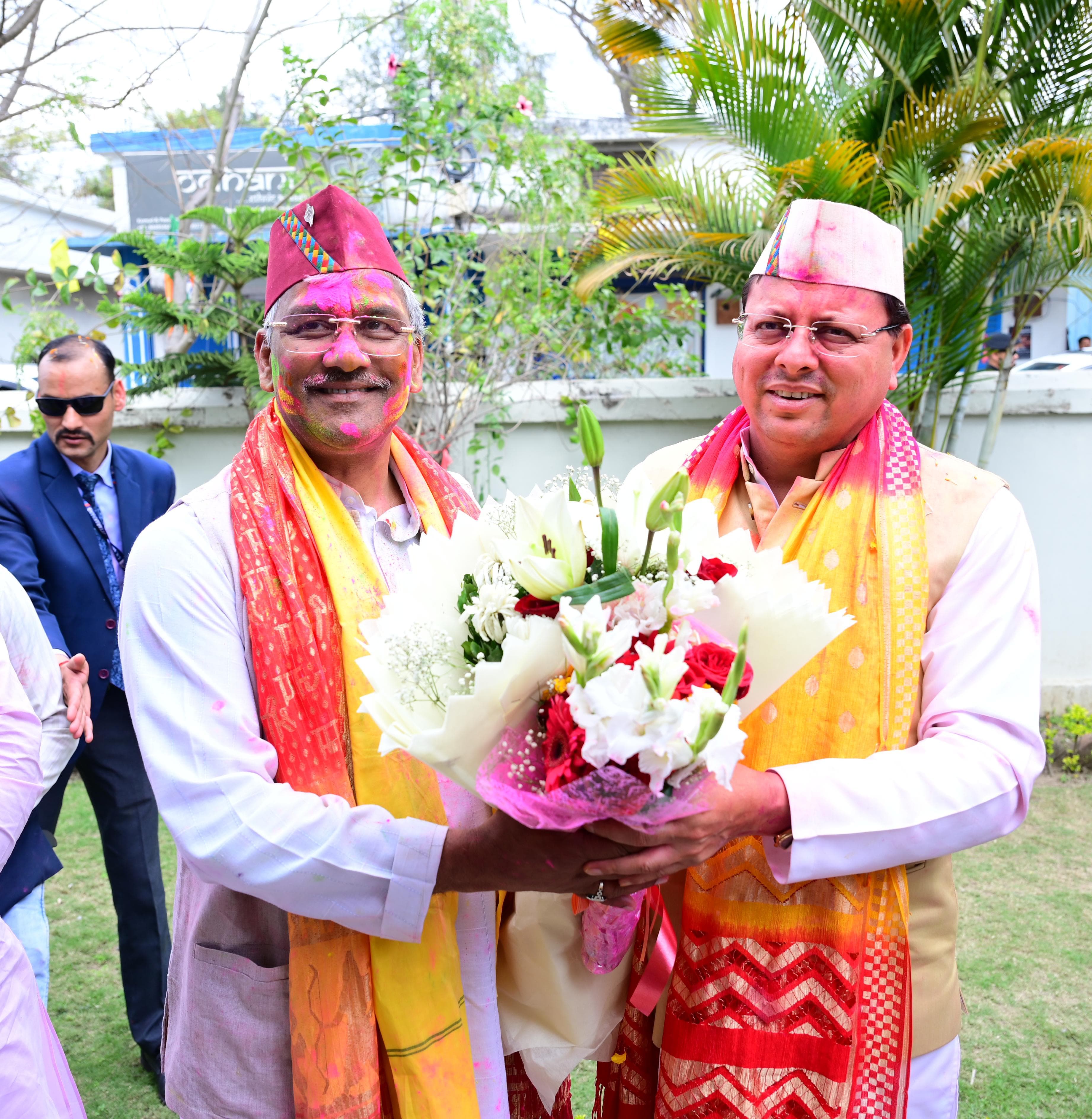 पूर्व सीएम त्रिवेंद्र काे शुभकामनाएं देते सीएम। पूर्व सीएम त्रिवेंद्र काे शुभकामनाएं देते सीएम।