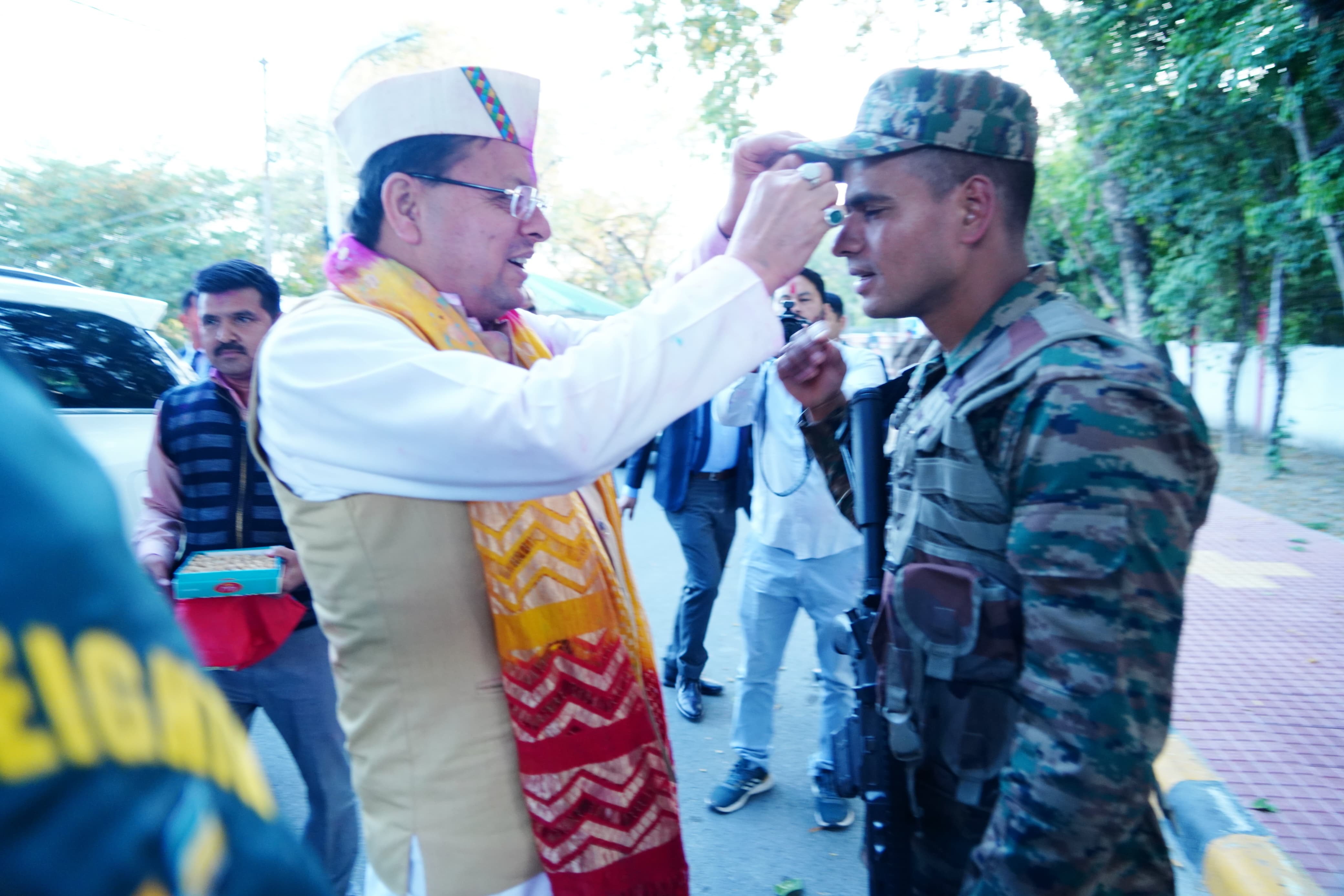 सेना के जवानों के बीच पहुंचे मुख्यमंत्री पुष्कर सिंह धामी। सेना के जवानों के बीच पहुंचे मुख्यमंत्री पुष्कर सिंह धामी।