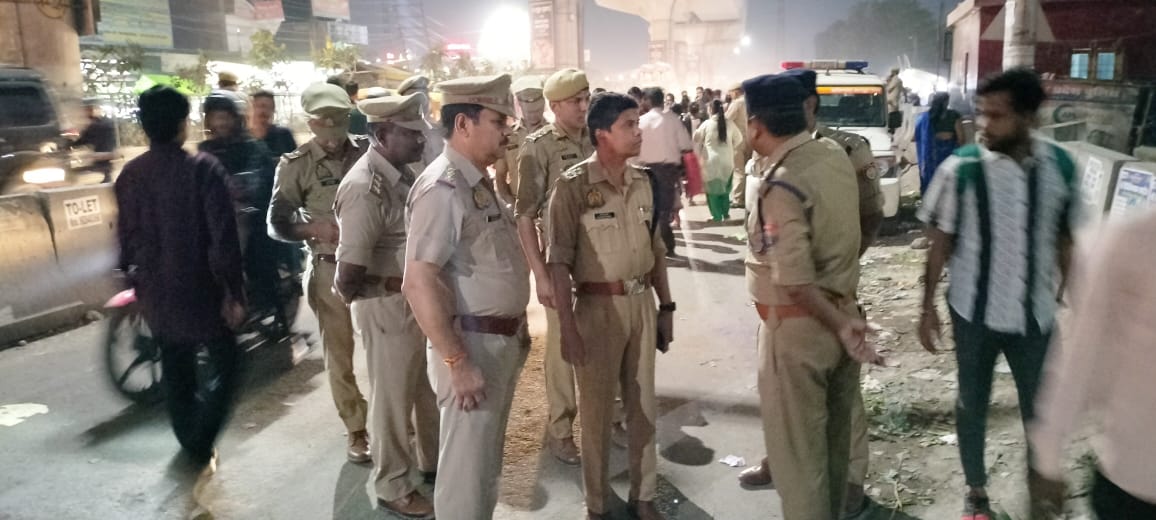 स्थिति का जायजा लेते यातायात पुलिस अधिकारी स्थिति का जायजा लेते यातायात पुलिस अधिकारी