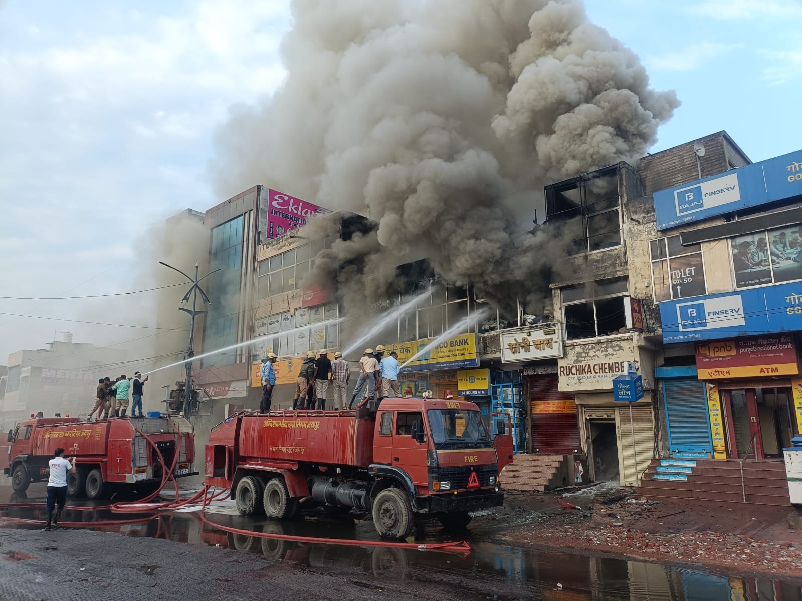 फैन बेल्ट गोदाम में लगी भीषण आगः दो दर्जन से अधिक दमकलों ने पाया आग पर काबू फैन बेल्ट गोदाम में लगी भीषण आगः दो दर्जन से अधिक दमकलों ने पाया आग पर काबू