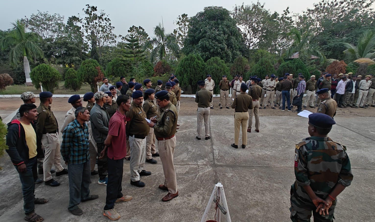 होली ड्यूटी करने उपस्थित पुलिस जवान व अधिकारी। होली ड्यूटी करने उपस्थित पुलिस जवान व अधिकारी।
