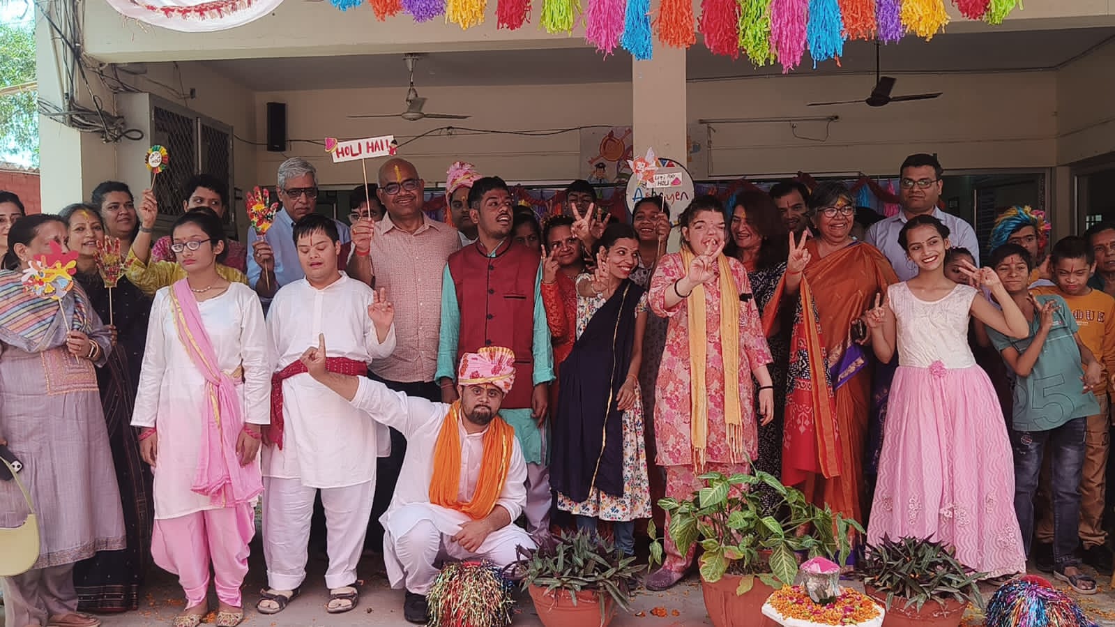 जिलाधिकारी ने दिव्यांग बच्चों के साथ मनाई होली जिलाधिकारी ने दिव्यांग बच्चों के साथ मनाई होली