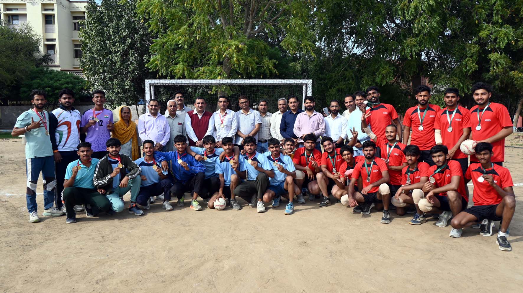 कार्यक्रम की विजेता टीमें अतिथियों के साथ। कार्यक्रम की विजेता टीमें अतिथियों के साथ।