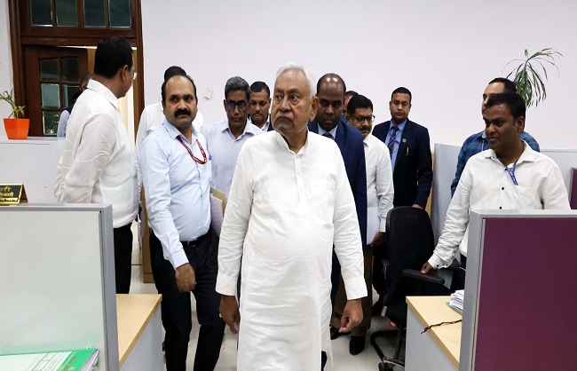 मुख्यमंत्री अपने कार्यालय कक्ष में निरीक्षण करते मुख्यमंत्री अपने कार्यालय कक्ष में निरीक्षण करते