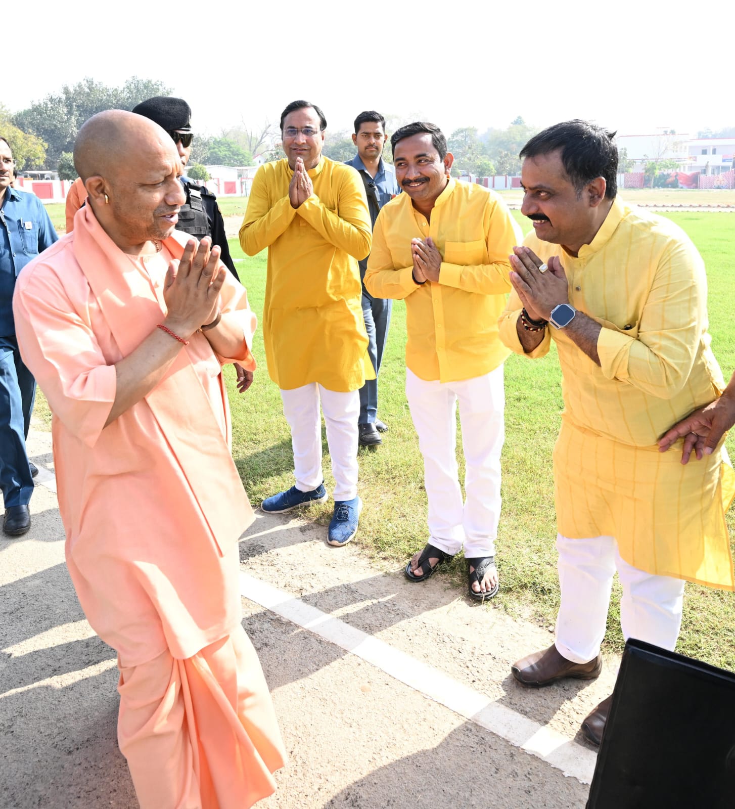 मुख्यमंत्री योगी आदित्यनाथ को विदा करते भाजपा नेता मुख्यमंत्री योगी आदित्यनाथ को विदा करते भाजपा नेता