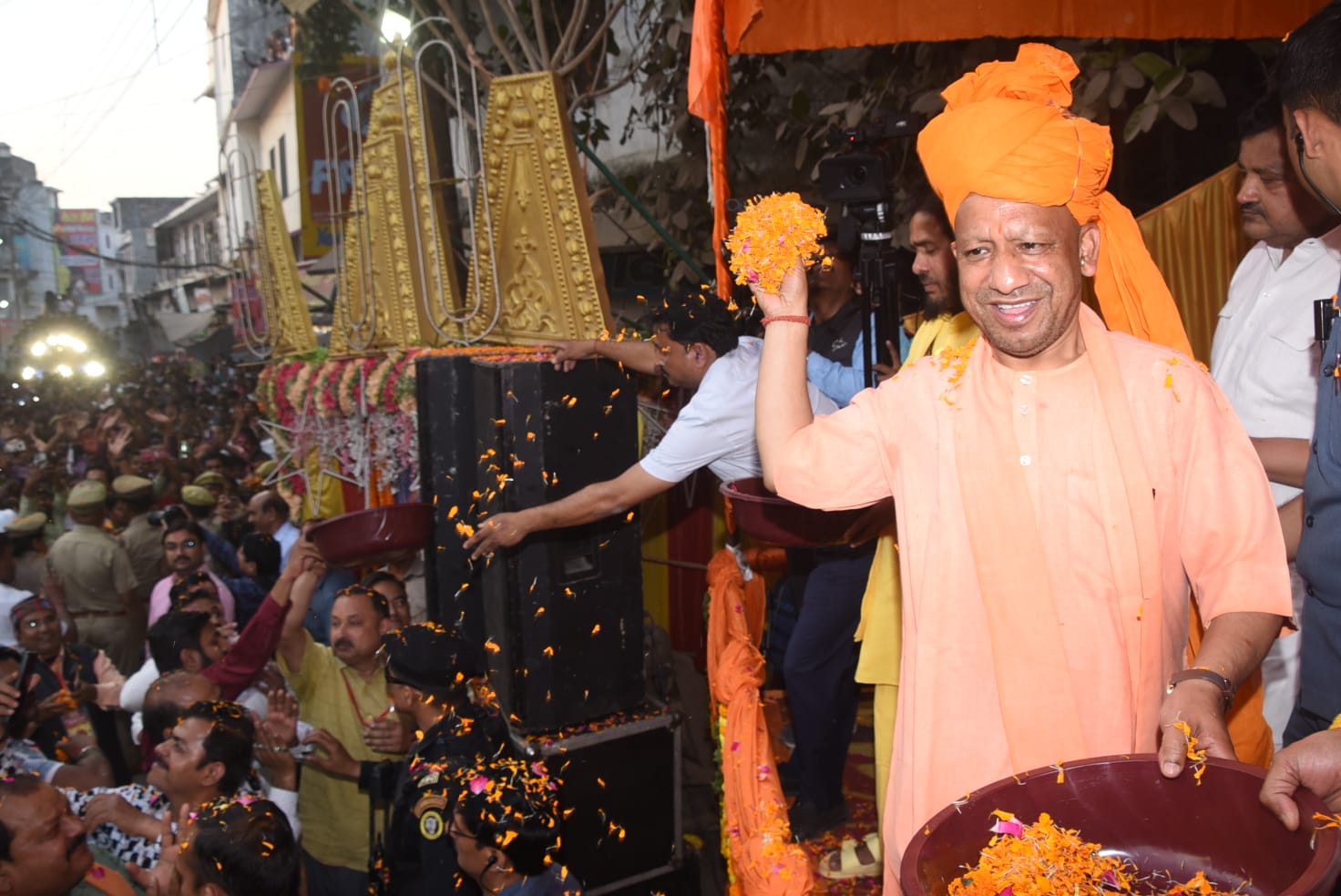 *होलिकादहन पर पांडेयहाता की भक्त प्रहलाद शोभायात्रा में शामिल हुए सीएम योगी, उतारी भक्त प्रहलाद की आरती* *होलिकादहन पर पांडेयहाता की भक्त प्रहलाद शोभायात्रा में शामिल हुए सीएम योगी, उतारी भक्त प्रहलाद की आरती*