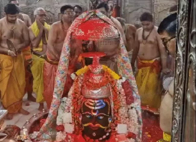 बाबा महाकाल को अर्पित किया हर्बल गुलाल बाबा महाकाल को अर्पित किया हर्बल गुलाल