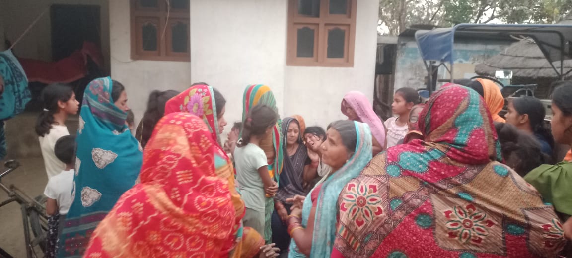 बच्ची की मौत के बाद सड़क जाम करते आक्रोशित बच्ची की मौत के बाद सड़क जाम करते आक्रोशित