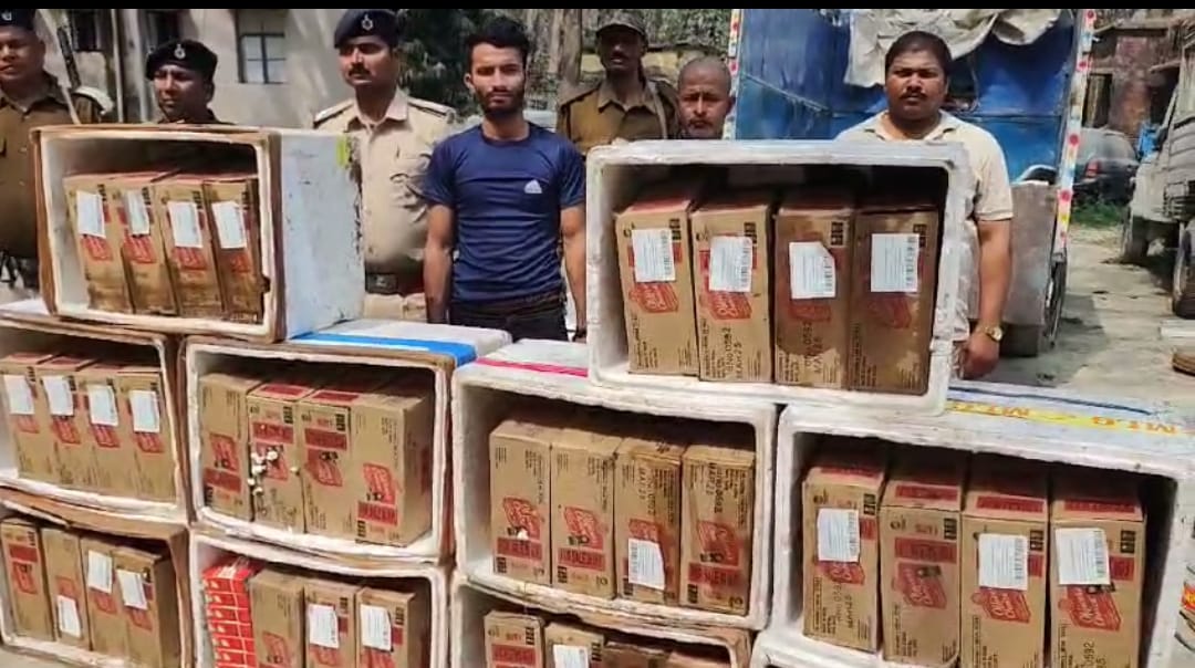 मछली पेटी में रखी बरामद शराब मछली पेटी में रखी बरामद शराब