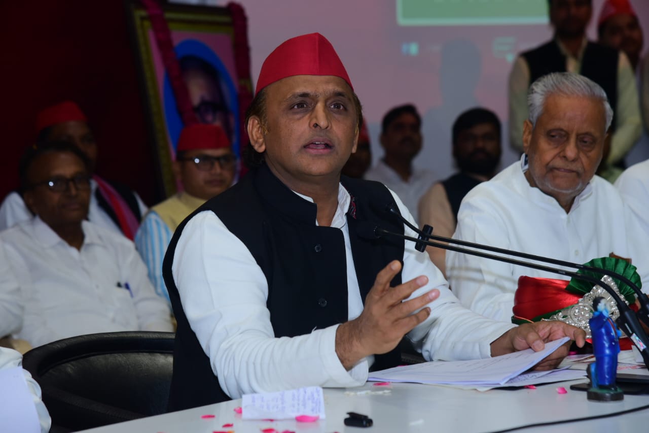 सपा अध्यक्ष अखिलेश यादव प्रेस वार्ता के दौरान बोलते हुए। सपा अध्यक्ष अखिलेश यादव प्रेस वार्ता के दौरान बोलते हुए।