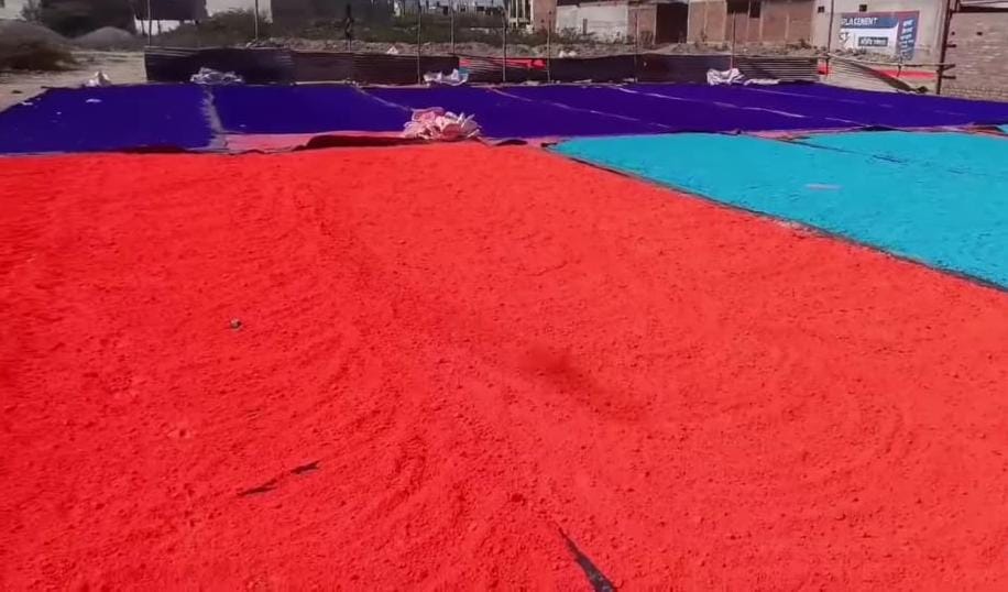 कारखाने लाल रंग को सुखाने के लिए धूप में डाला कारखाने लाल रंग को सुखाने के लिए धूप में डाला