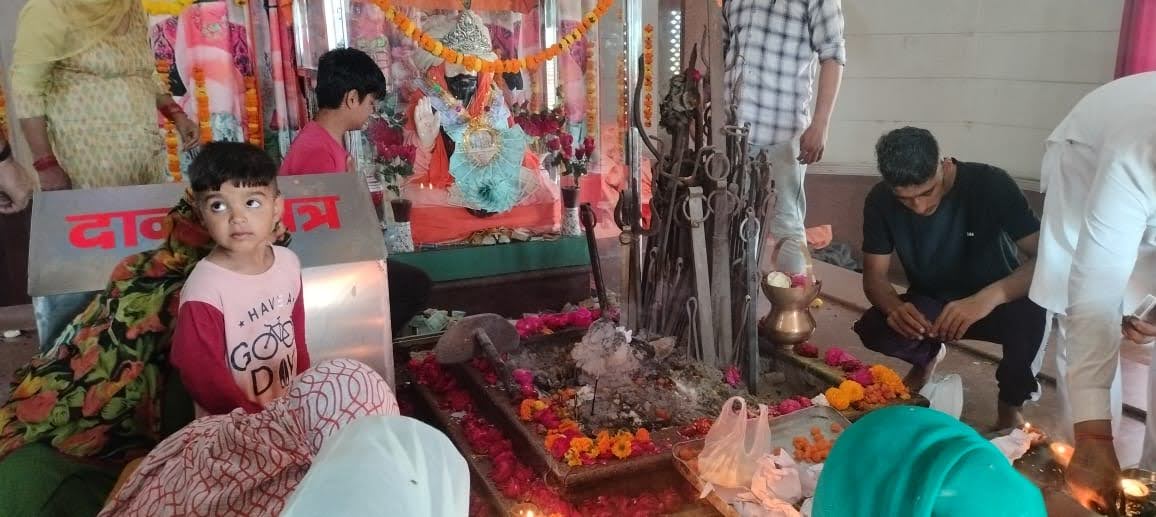 गांव नौल्था में बाबा लाठ वाले  की पूजा करते ग्रामीण