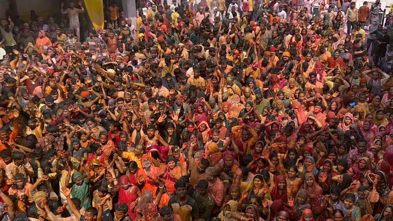 रंग प्रसादी के लिए भक्ताें का जनसमूह रंग प्रसादी के लिए भक्ताें का जनसमूह