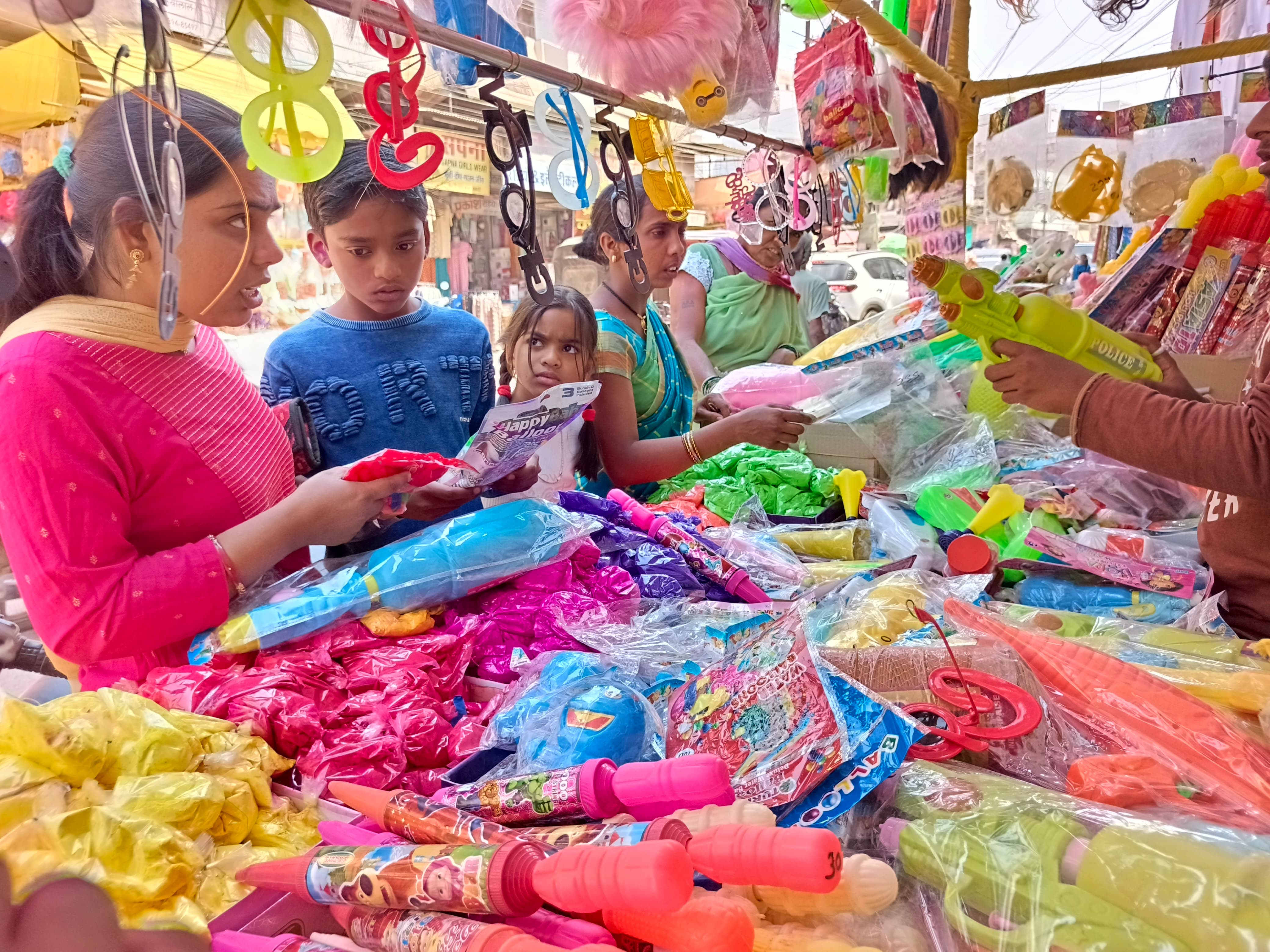 पर्व के लिए रंग गुलाल पिचकारी खरीदने हुए लोग। पर्व के लिए रंग गुलाल पिचकारी खरीदने हुए लोग।