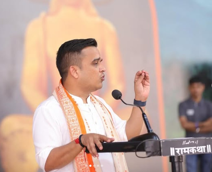 तापी जिले की सोनगढ़ तहसील के गुणसदा गांव में चल रहे मोरारी बापू की रामकथा में आदिवासी समाज को संबोधित करते गृह राज्य मंत्री हर्ष संघवी। तापी जिले की सोनगढ़ तहसील के गुणसदा गांव में चल रहे मोरारी बापू की रामकथा में आदिवासी समाज को संबोधित करते गृह राज्य मंत्री हर्ष संघवी।
