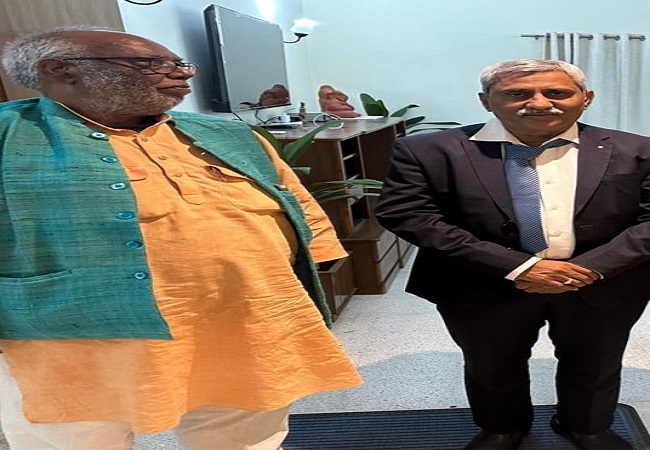 कोल इंडिया के अध्यक्ष से मिलते सूरज मंडल की फोटो कोल इंडिया के अध्यक्ष से मिलते सूरज मंडल की फोटो