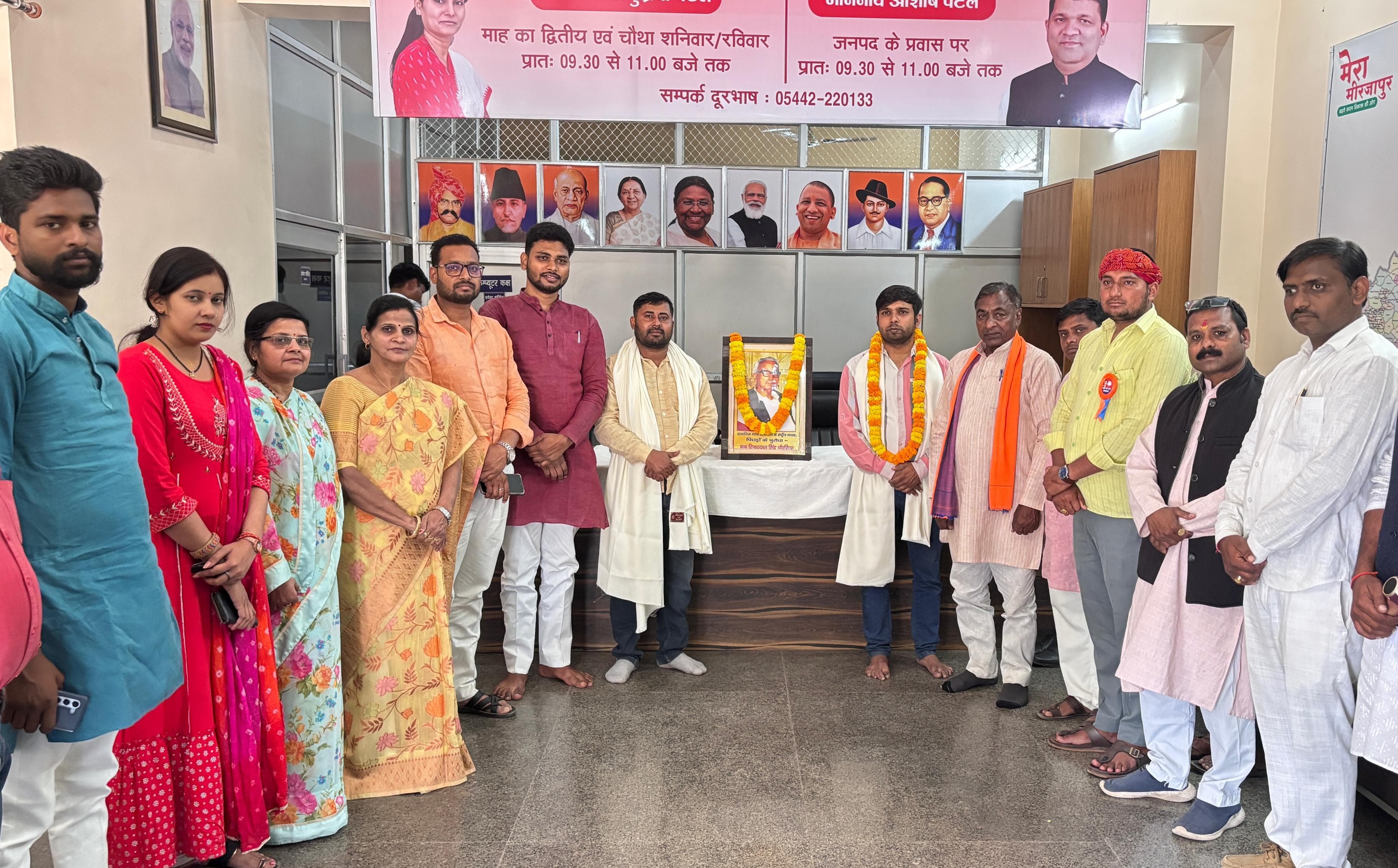 बाबू शिवदयाल सिंह चौरसिया की 122वीं जयंती पर श्रद्धांजलि देते पदाधिकारी एवं कार्यकर्ता। बाबू शिवदयाल सिंह चौरसिया की 122वीं जयंती पर श्रद्धांजलि देते पदाधिकारी एवं कार्यकर्ता।